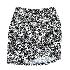 The Limited stretch wrap mini skirt White w/ navy floral print Women’s size 10